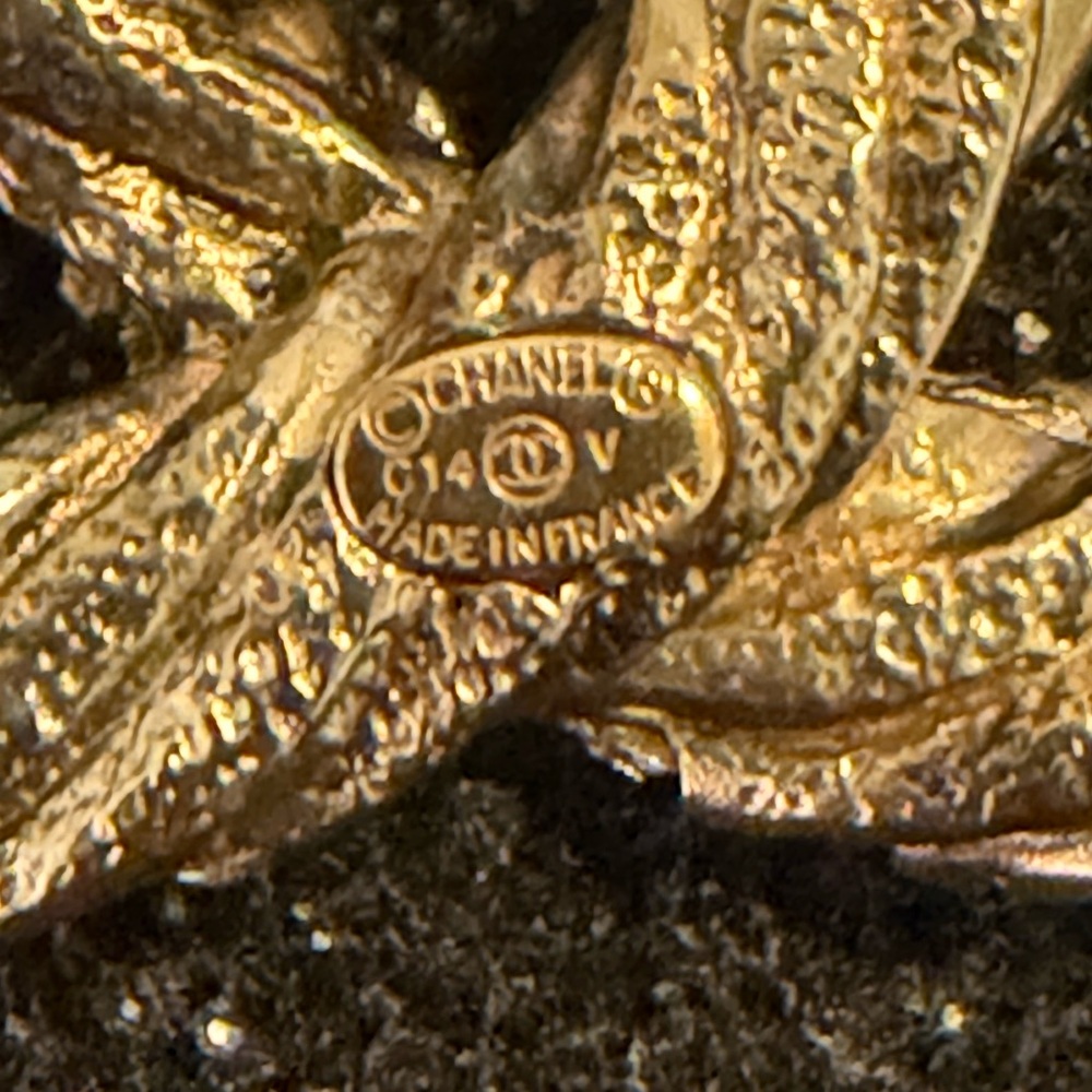 CHANEL Twisted Gold and Crystal Brooch - Picture 4 of 9